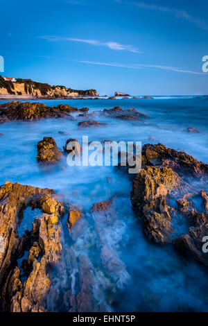 Felsen und Gezeiten-Pools in der Dämmerung, bei kleinen Corona Beach in Corona del Mar, Kalifornien. Stockfoto