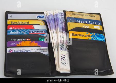 Schwarze Geldbörse mit Kreditkarten Visa und American express-151142 Credit Karten Stockfoto