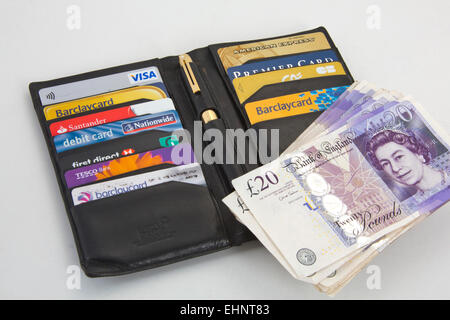 Schwarze Geldbörse mit Kreditkarten Visa und American express-151145 Credit Karten Stockfoto