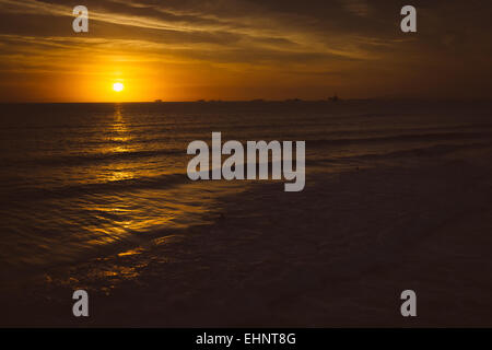 Sonnenuntergang über dem Pazifik in Huntington Beach, Kalifornien. Stockfoto