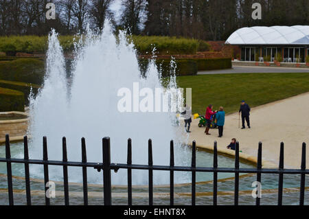 Brunnen in die große Kaskade in Alnwick Garden, Northumberland Stockfoto