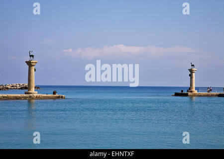 Besucher-lounge am Eingang zum alten Hafen am Rhodess wo der Koloss von Rhodos gestanden. Stockfoto