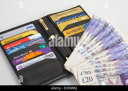 Schwarze Geldbörse mit Kreditkarten Visa und American express-151146 Credit Karten Stockfoto