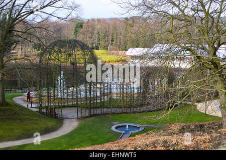 Blick über die große Kaskade und Pavillon im Garten Alnwick, Northumberland Stockfoto