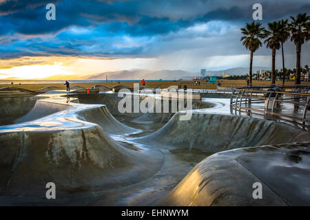 Die Venedig-Skate Park bei Sonnenuntergang in Venice Beach, Los Angeles, Kalifornien. Stockfoto