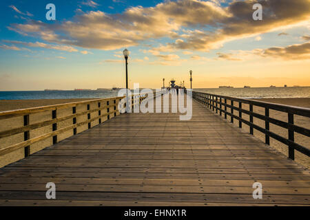 Der Pier bei Sonnenuntergang, in Seal Beach, Kalifornien. Stockfoto