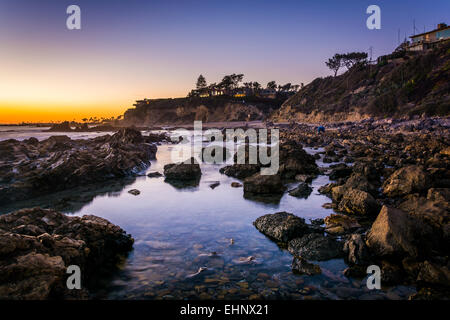 Tide Pools bei Sonnenuntergang, am kleinen Corona Beach in Corona del Mar, Kalifornien. Stockfoto