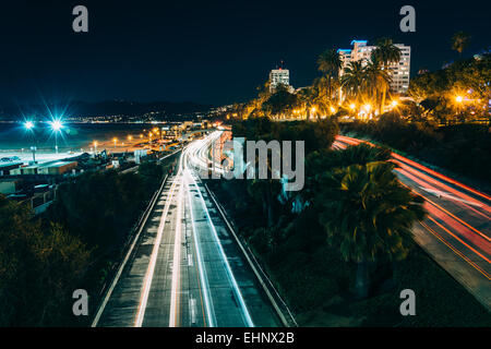 Verkehr am Pacific Coast Highway in der Nacht, in Santa Monica, Kalifornien. Stockfoto