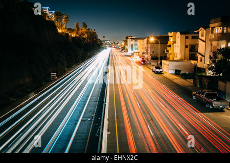 Verkehr am Pacific Coast Highway in der Nacht, in Santa Monica, Kalifornien. Stockfoto