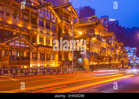 Chongqing, China Stadtbild am Hongyadong Hügel Bezirk. Stockfoto