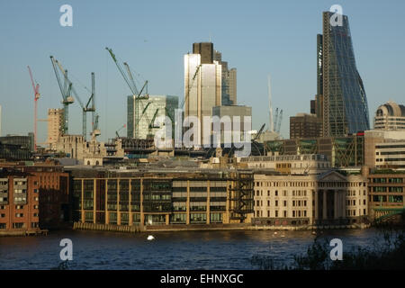 Abends Blick auf Gebäuden, Kränen und Bau am nördlichen Ufer der Themse gegenüber Tate Modern Art Gallery in London Stockfoto