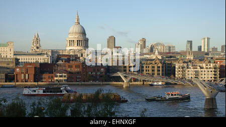 Die Themse, die Millennium Bridge und St. Pauls Cathedral und umliegende Gebäude am nördlichen Ufer der Themse Stockfoto