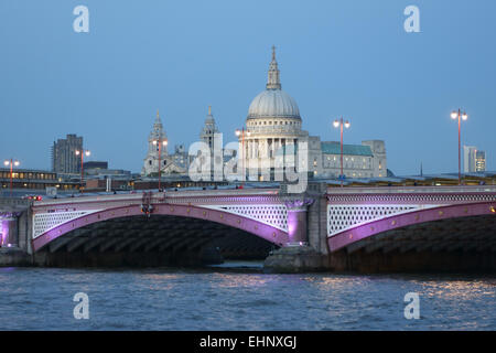Die Themse, Blackfriars Bridge und St. Pauls Kathedrale in frühen Abendlicht Stockfoto