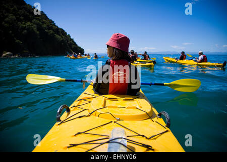 Eine Frau, Kajakfahren auf einem Tagesausflug in Abel Tasman National Park, Tasman District, Südinsel, Neuseeland Stockfoto