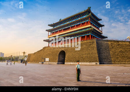 Ein Soldat steht Wache am Zhengyangmen Torhaus am Tiananmen-Platz. Stockfoto