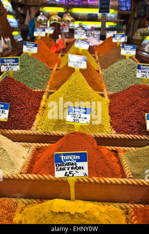 Stapel von bunten Gewürzen sind kunstvoll verfremdeten im Spice Market in Istanbul. Stockfoto