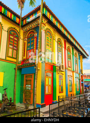 Bunte Fassade des Gebäudes in Little India, Singapur Stockfoto