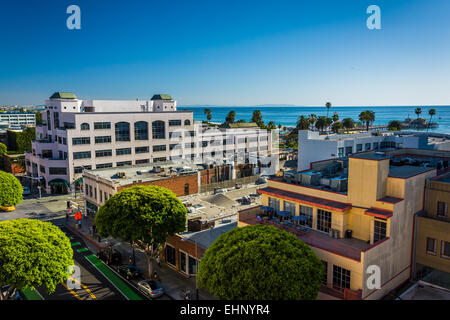 Ansicht von Gebäuden entlang der 2nd Street in Santa Monica, Kalifornien. Stockfoto