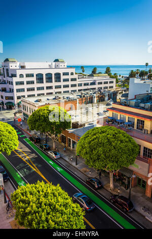 Ansicht von Gebäuden entlang der 2nd Street in Santa Monica, Kalifornien. Stockfoto