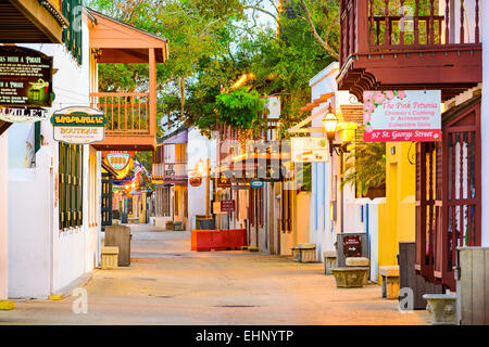 Geschäfte und Gaststätten säumen St. George Street in St. Augustine, Florida, USA. Stockfoto