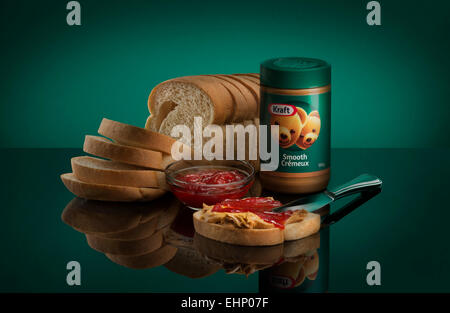 Ein Kraft Erdnuss Butter und Gelee oder Marmelade Sandwich sieht man im Studio, 2014. (Adrien Veczan) Stockfoto