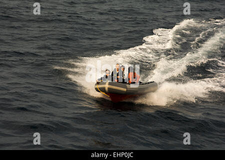 Für einige Zwecke deutschen Forschungsschiff hat Sonne ein Schlauchboot an Bord. Stockfoto