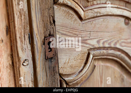 Nahaufnahme von einer alten Kiefer Schrank Stockfoto