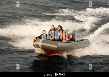 Für einige Zwecke deutschen Forschungsschiff hat Sonne ein Schlauchboot an Bord. Stockfoto