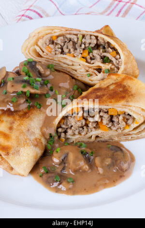 Bohnenkraut Hackfleisch Pfannkuchen oder Tortillas aufgeschnitten, der Boden oder Hackfleisch / Faschiertes und Gemüse füllen in einer reichen leckere Soße zu zeigen Stockfoto