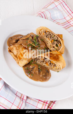 Bohnenkraut Hackfleisch Pfannkuchen oder Tortillas aufgeschnitten, der Boden oder Hackfleisch / Faschiertes und Gemüse füllen in einer reichen leckere Soße zu zeigen Stockfoto