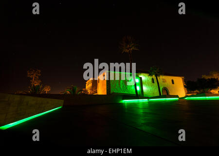 Adeje, Teneriffa, Kanarische Inseln, Spanien. 16. März 2015. Das Kloster von San Francisco am Rande der Plaza de Espana in Adeje, Teneriffa, leuchtet mit grünen Lichtern, St Patricks Day zu feiern. Die Gemeinde im Süden von Teneriffa hat eine große irische Gemeinschaft und wird von Tausenden von irischen Urlauber jedes Jahr besucht. Stockfoto