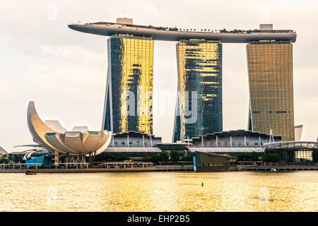 Singapur-21. März: The 6.3 Biliion Dollar (US) Marina Bay Sands Hotel dominiert die Skyline an der Marina Bay hinter der Esplanade Stockfoto