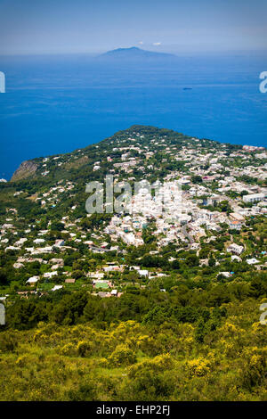 Aussicht vom Gipfel des Monte Solaro, Capri, mit der Bucht von Neapel und den Vesuv hinter Italien Stockfoto