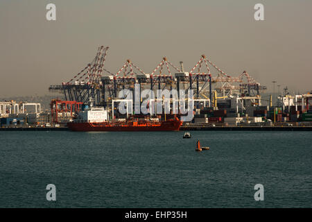 Durban ist die drittgrößte Stadt Südafrikas mit der geschäftigste Hafen des gesamten Indischen Ozeans. Stockfoto