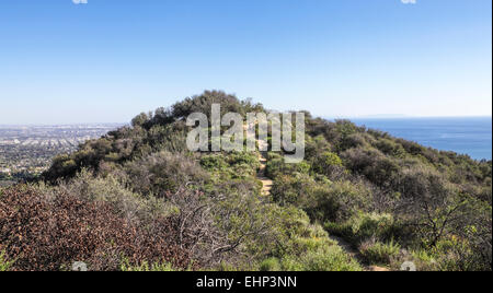 Wanderer auf den Temescal Höhenweg mit Santa Monica Bay in Ferne Stockfoto
