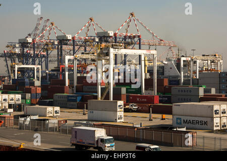 Durban ist die drittgrößte Stadt Südafrikas mit der geschäftigste Hafen des gesamten Indischen Ozeans. Stockfoto