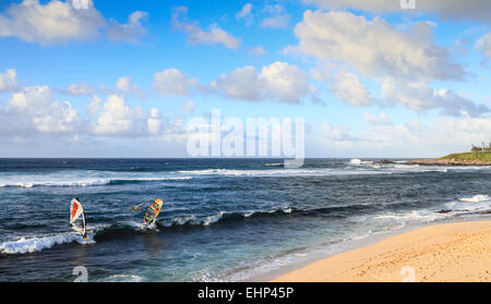 Windsurfer und Surfer am Hookipa Beach auf Maui Stockfoto