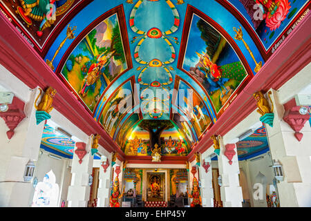 Detail der Sri Mariamman-Tempel in Singapur über schönen blauen Himmel Stockfoto