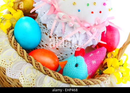 Osterkuchen und Eiern in einem Korb. Stockfoto