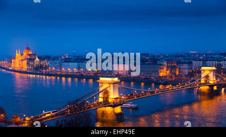 Das Parlamentsgebäude und die Kettenbrücke über die Donau, gesehen vom Castle Hill District, Budapest, Ungarn Stockfoto