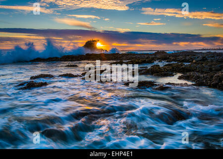 Wellen und Felsen bei Sonnenuntergang, am kleinen Corona Beach in Corona del Mar, Kalifornien. Stockfoto