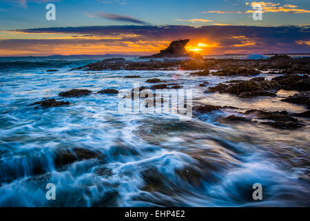 Wellen und Felsen bei Sonnenuntergang, am kleinen Corona Beach in Corona del Mar, Kalifornien. Stockfoto