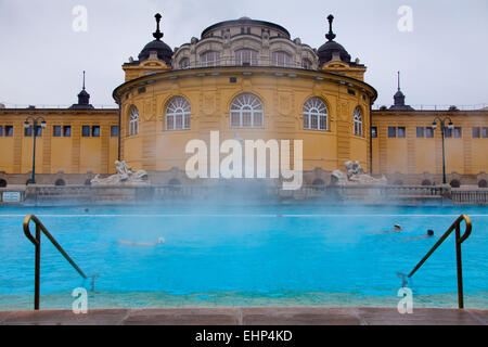 Touristen und Einheimische genießen die Széchenyi-Thermen an einem kalten Wintertag, Budapest, Ungarn Stockfoto