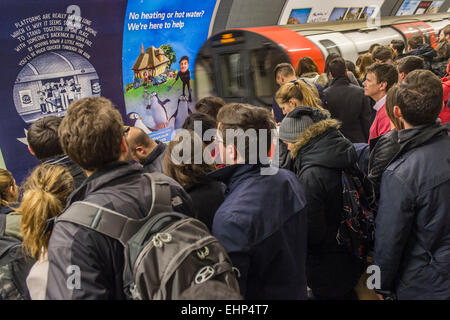 London, UK. 16. März 2015. Passagiere erwarten verpackt Northern Line-Züge an der Station Stockwell. Sie sind durch Ankündigungen bombardiert, dass alle Linien einen guten Service haben und durch eine hilfreichen Zeichen stehen, Aufmachungen von TFL, sagen sie nicht, um eine Tür zu drängen. Leider sind sie vom Gewicht der Zahlen gezwungen, gefährlich nah an der Bahnsteigkante stehen.  Stockwell Station auf der Northern Line, London Unerground, 16. März 2015. Bildnachweis: Guy Bell/Alamy Live-Nachrichten Stockfoto