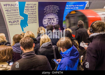 London, UK. 16. März 2015. Passagiere erwarten verpackt Northern Line-Züge an der Station Stockwell. Sie sind durch Ankündigungen bombardiert, dass alle Linien einen guten Service haben und durch eine hilfreichen Zeichen stehen, Aufmachungen von TFL, sagen sie nicht, um eine Tür zu drängen. Leider sind sie vom Gewicht der Zahlen gezwungen, gefährlich nah an der Bahnsteigkante stehen.  Stockwell Station auf der Northern Line, London Unerground, 16. März 2015. Bildnachweis: Guy Bell/Alamy Live-Nachrichten Stockfoto