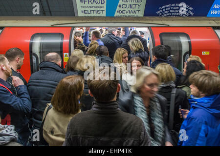 London, UK. 16. März 2015. Passagiere erwarten verpackt Northern Line-Züge an der Station Stockwell. Sie sind durch Ankündigungen bombardiert, dass alle Linien einen guten Service haben und durch eine hilfreichen Zeichen stehen, Aufmachungen von TFL, sagen sie nicht, um eine Tür zu drängen. Leider sind sie vom Gewicht der Zahlen gezwungen, gefährlich nah an der Bahnsteigkante stehen.  Stockwell Station auf der Northern Line, London Unerground, 16. März 2015. Bildnachweis: Guy Bell/Alamy Live-Nachrichten Stockfoto