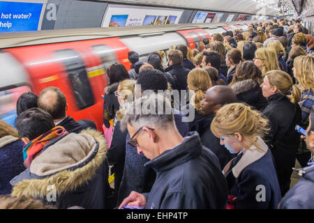 London, UK. 16. März 2015. Passagiere erwarten verpackt Northern Line-Züge an der Station Stockwell. Sie sind durch Ankündigungen bombardiert, dass alle Linien einen guten Service haben und durch eine hilfreichen Zeichen stehen, Aufmachungen von TFL, sagen sie nicht, um eine Tür zu drängen. Leider sind sie vom Gewicht der Zahlen gezwungen, gefährlich nah an der Bahnsteigkante stehen.  Stockwell Station auf der Northern Line, London Unerground, 16. März 2015. Bildnachweis: Guy Bell/Alamy Live-Nachrichten Stockfoto