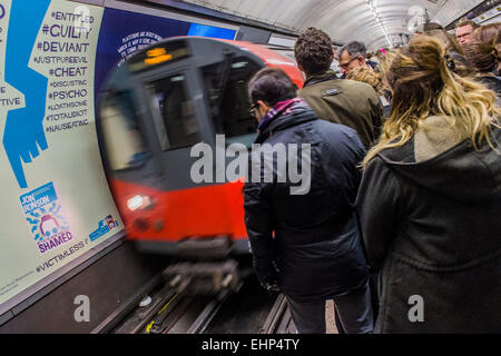 London, UK. 16. März 2015. Passagiere erwarten verpackt Northern Line-Züge an der Station Stockwell. Sie sind durch Ankündigungen bombardiert, dass alle Linien einen guten Service haben und durch eine hilfreichen Zeichen stehen, Aufmachungen von TFL, sagen sie nicht, um eine Tür zu drängen. Leider sind sie vom Gewicht der Zahlen gezwungen, gefährlich nah an der Bahnsteigkante stehen.  Stockwell Station auf der Northern Line, London Unerground, 16. März 2015. Bildnachweis: Guy Bell/Alamy Live-Nachrichten Stockfoto