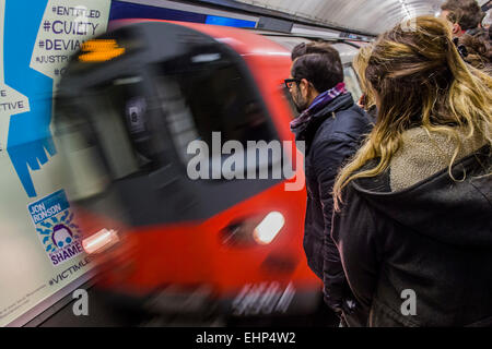 London, UK. 16. März 2015. Passagiere erwarten verpackt Northern Line-Züge an der Station Stockwell. Sie sind durch Ankündigungen bombardiert, dass alle Linien einen guten Service haben und durch eine hilfreichen Zeichen stehen, Aufmachungen von TFL, sagen sie nicht, um eine Tür zu drängen. Leider sind sie vom Gewicht der Zahlen gezwungen, gefährlich nah an der Bahnsteigkante stehen.  Stockwell Station auf der Northern Line, London Unerground, 16. März 2015. Bildnachweis: Guy Bell/Alamy Live-Nachrichten Stockfoto