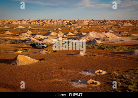 Ein LKW Pässe zwischen Haufen verwöhnen links von Opal Bergleute in Coober Pedy, Südaustralien Stockfoto